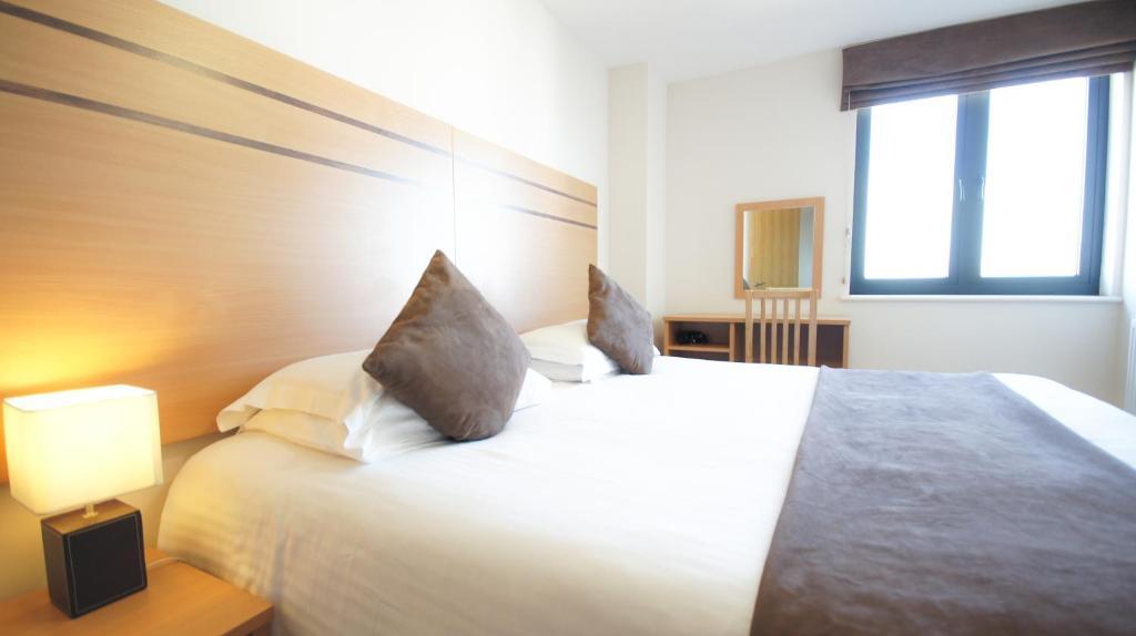 Crompton House Apartments Эджвар Экстерьер фото