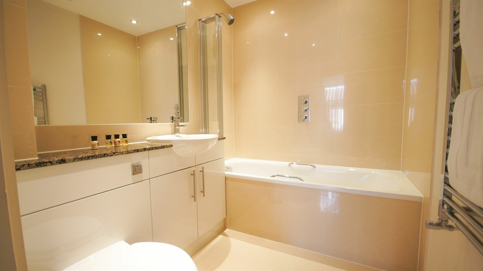 Crompton House Apartments Эджвар Экстерьер фото
